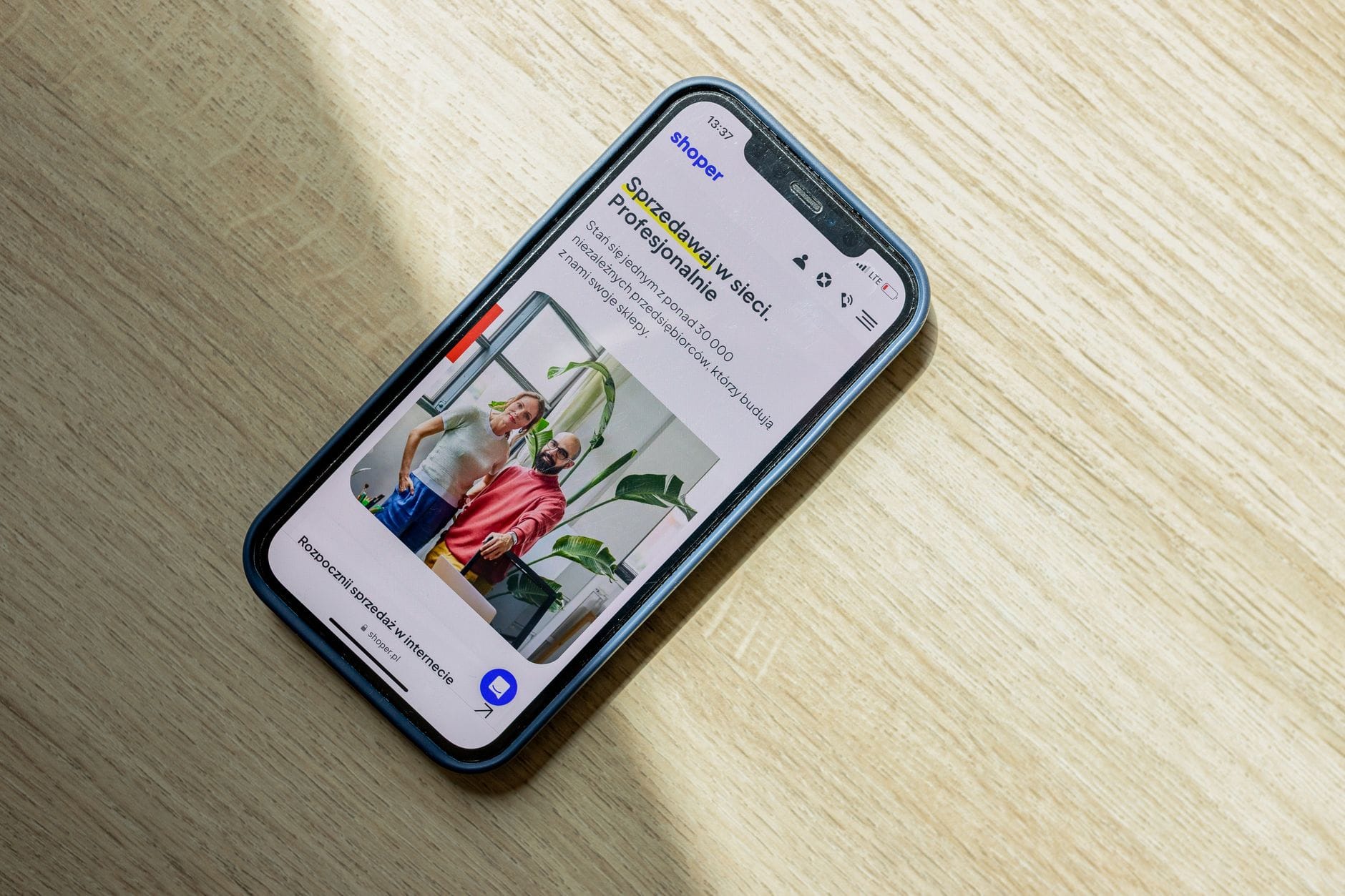 Smartfon z otwartą stroną sklepu internetowego na ekranie