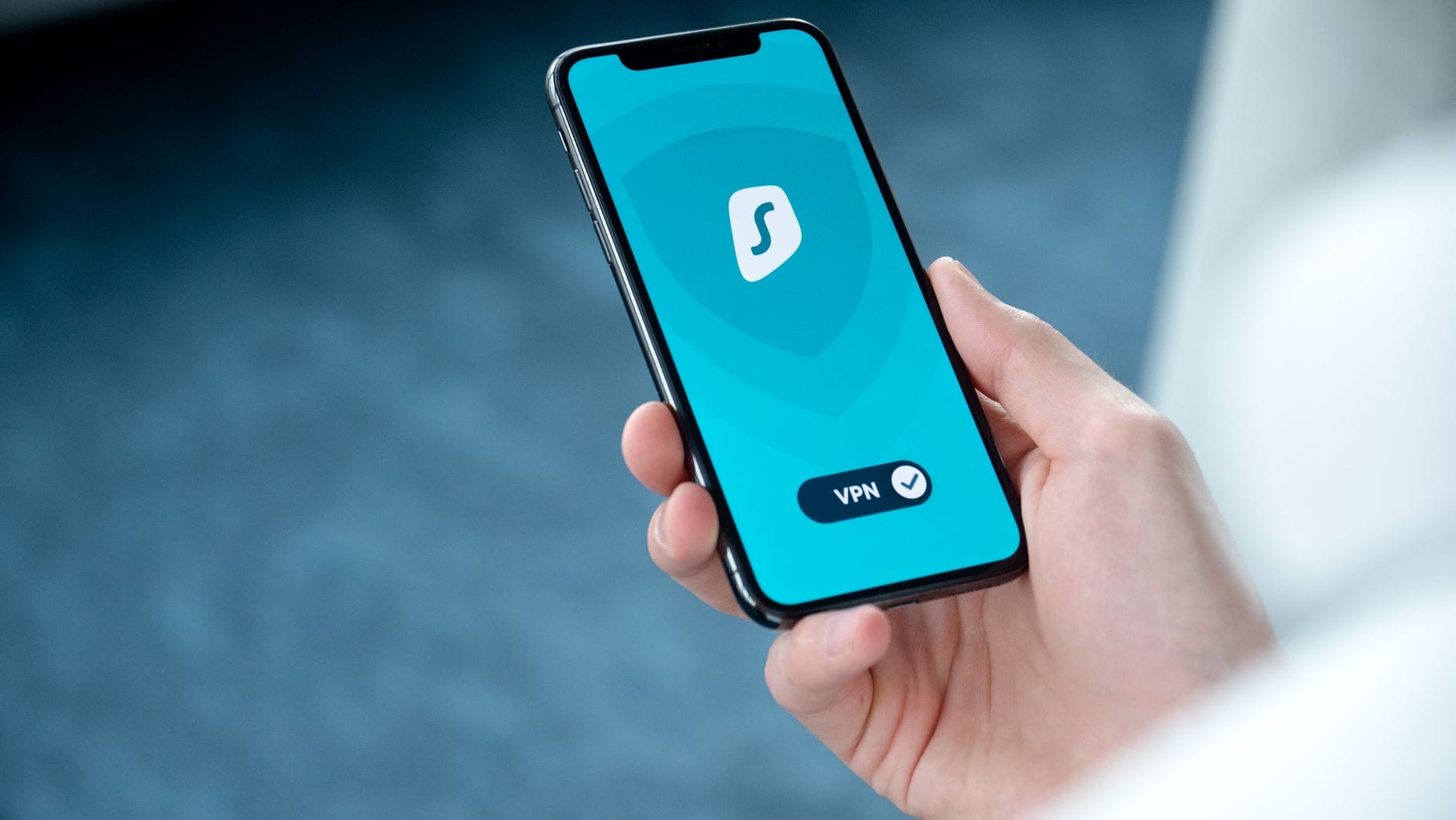 Dłoń trzyma smartfon z ekranem aplikacji VPN do bezpiecznego przeglądania
