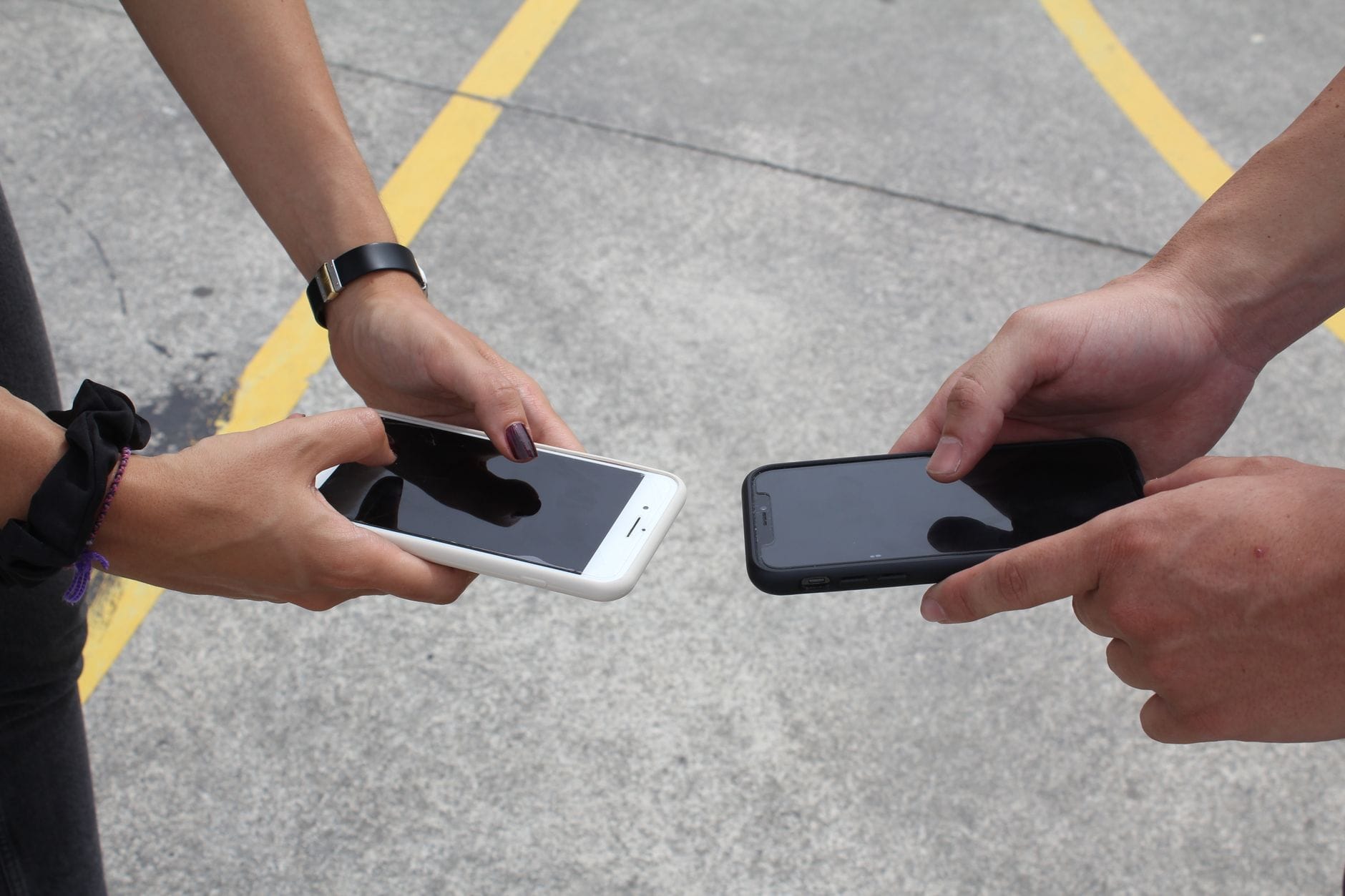Dwie osoby porówniają smartfony Samsung Galaxy na zewnątrz Dwie osoby porówniają smartfony Samsung Galaxy na zewnątrz