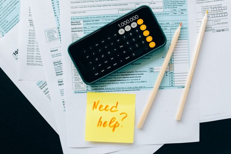 Dokumenty finansowe z kalkulatorem i notatką Potrzebujesz pomocy?