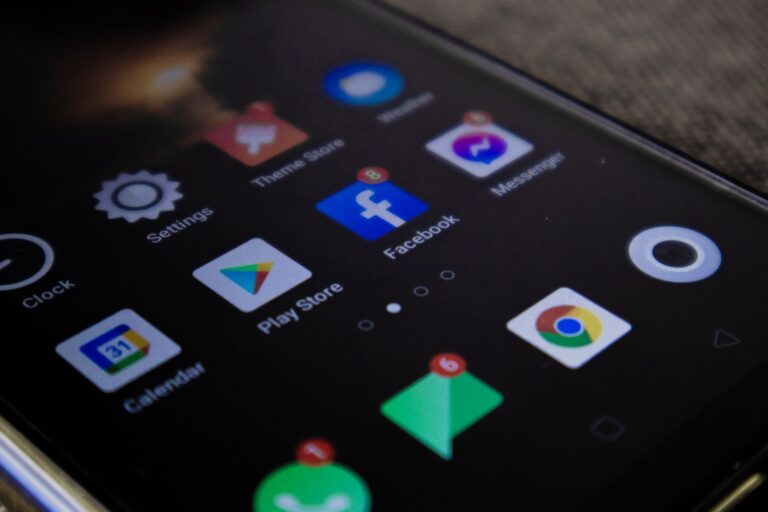 Ekran smartfona z ikonami Facebooka i Messengera
