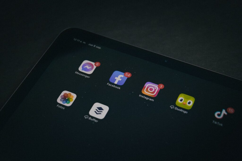 Tablet z aplikacjami Facebook i Instagram w słabo oświetlonym pomieszczeniu